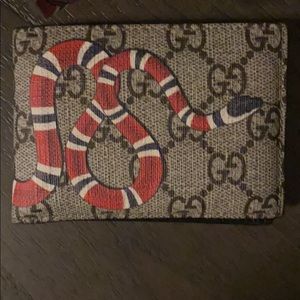 Selling Gucci wallet for extra money